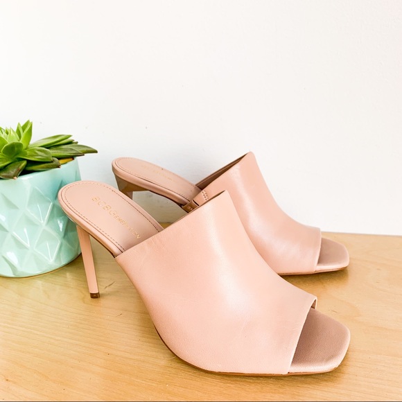 ✨ BCBGeneration ✨ Pink Nude Leather Pumps